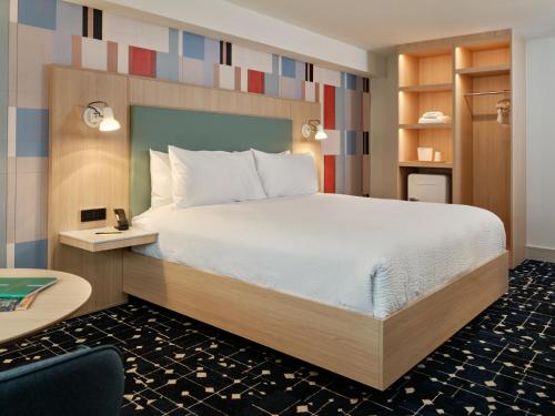 een hotelkamer met een bed en een bureau bij Colony House Motor Lodge in Roanoke