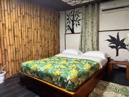 una camera da letto con un letto in una stanza con pareti in legno di Paradise Camp 