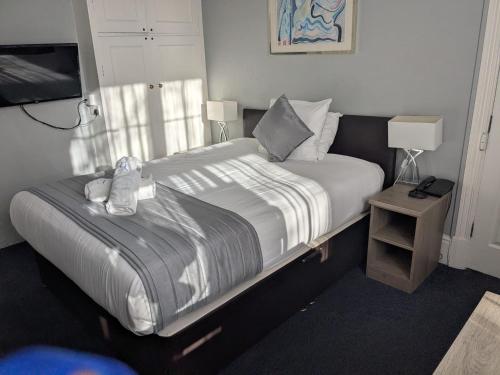 En eller flere senge i et værelse på Corner House Hotel Gatwick with bookable Holiday parking