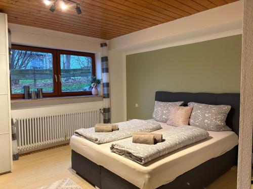 un letto grande in una stanza con una finestra di Ruhig gelegenes Ferienzimmer in Bodolz a Lindau-Bodolz