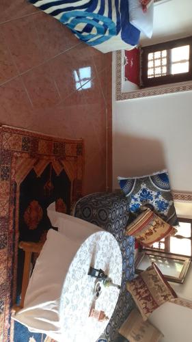 een slaapkamer met een bed en een wastafel bij La maison de palmeraie in Tamnougalt