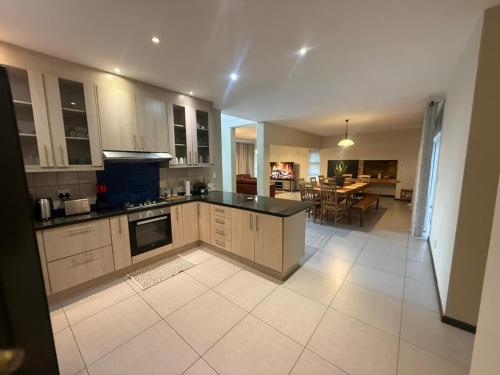 een grote keuken met een tafel en een eetkamer bij ProAvia Apartments and Hotel-Long Beach in Walvis Bay