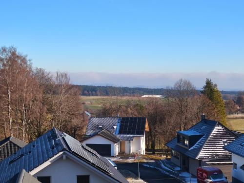 un gruppo di case con pannelli solari sui tetti di Ferienwohnung Alpenblick a Grafenhausen