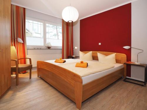 ein Schlafzimmer mit einem Bett mit orangefarbenen Handtüchern darauf in der Unterkunft Ferienwohnung - Strandoase in Heringsdorf