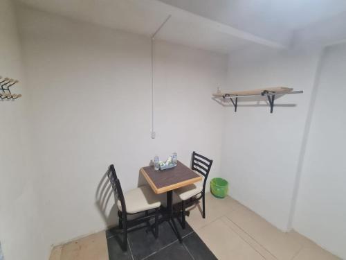 een eetkamer met een tafel en stoelen en een plank bij Hostal Casa Gavilán 