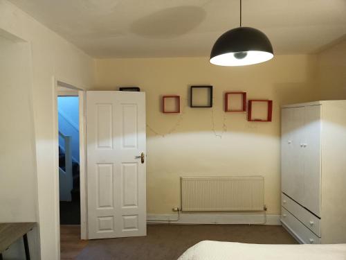 een slaapkamer met een witte deur en een lamp bij Bayview in Ballysadare