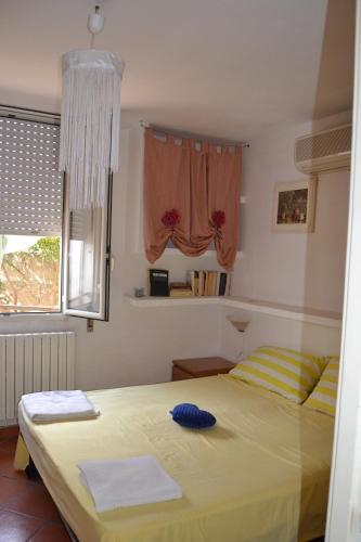 a bedroom with a bed and a window at Miramare struttura sulla spiaggia in Platamona