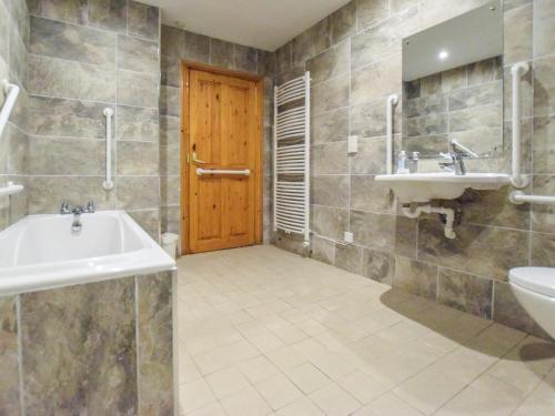 een badkamer met een wastafel en een toilet bij 3 Bed in Newton-on-Rawcliffe 88958 in Newton