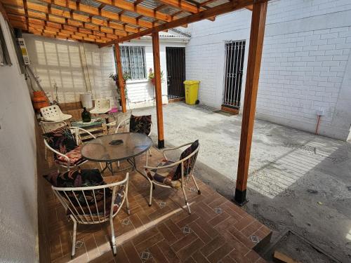 een buitenterras met een tafel en stoelen bij MatSofy_Apartamento in Santiago