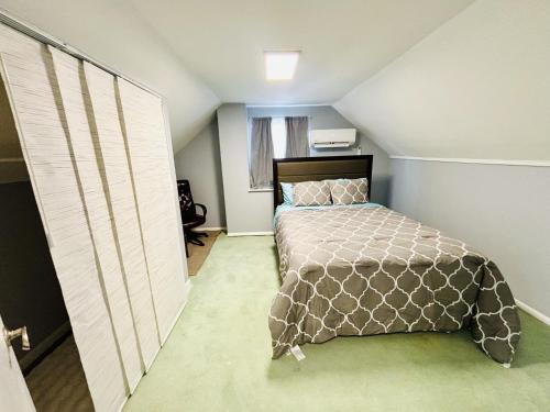 een kleine slaapkamer met een bed en een raam bij Charming Cape Cod Home in Glen Burnie, MD in Glen Burnie