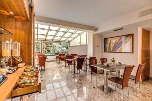 - une salle à manger avec une table et des chaises dans l'établissement Hotel Plinius, à Côme