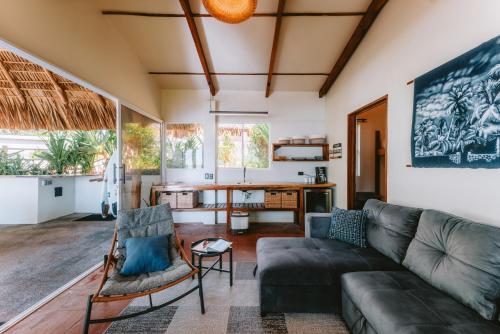 un soggiorno con un divano e un tavolo di Punta Mango Villas a La Periquera