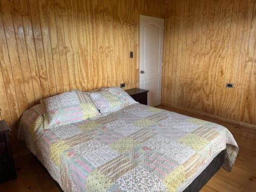 Giường trong phòng chung tại Cabaña Lago Ranco