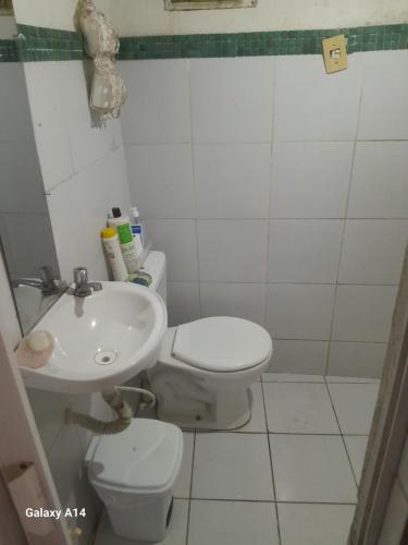 a bathroom with a toilet and a sink at Casa para alugar para o Carnaval in Recife