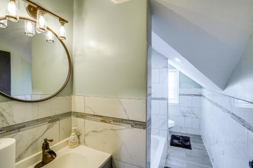 ein Badezimmer mit Dusche, Waschbecken und Spiegel in der Unterkunft Walk to Nott Memorial Studious Retreat Near Eats in Schenectady