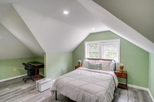ein Schlafzimmer mit grünen Wänden, einem Bett und einem Fenster in der Unterkunft Walk to Nott Memorial Studious Retreat Near Eats in Schenectady