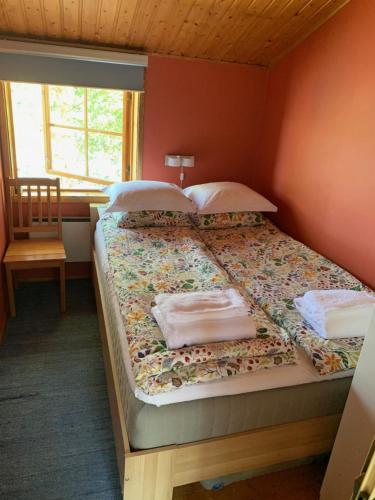 En eller flere senge i et værelse på Munkholmens smultronställe