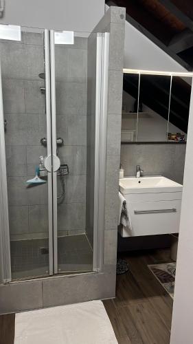 Et badeværelse på Garden Apartment