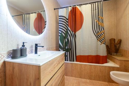 Et badeværelse på Villa privada con barbacoa y patio cerca de la playa Torremolinos