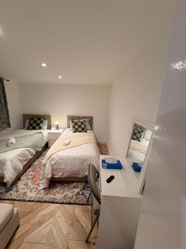 En eller flere senge i et værelse på Cozy living in Great Barr Birmingham