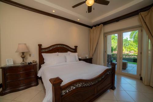 een slaapkamer met een groot bed en een glazen schuifdeur bij Bella Vista 3F 3 bdr beach club view in Los Suenos in Herradura