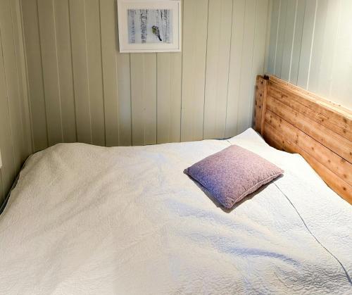 En eller flere senge i et værelse på Family Cabin With Charm