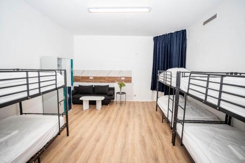 Camera con 3 letti a castello e un divano. di Easy Flexhome Hostel a Berlino
