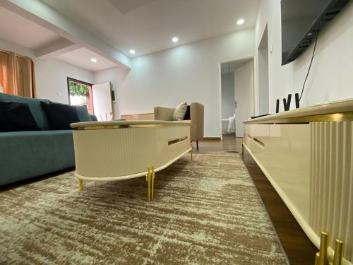 ein Wohnzimmer mit Sofa und Tisch in der Unterkunft Maculusso City Stay in Luanda