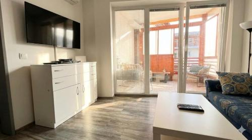 ein Wohnzimmer mit Sofa und Fernseher in der Unterkunft Rakita Premium Suite in Moravske-Toplice