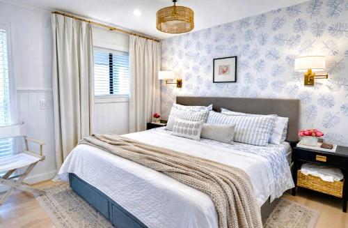 Giường trong phòng chung tại Oceanview Romantic Escape-King Suite, Balcony, Pool & Bar!