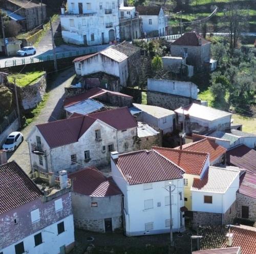 une vue aérienne sur un village avec des maisons et des toits dans l'établissement Casinhas da aldeia-casa da xiquita, à Seia