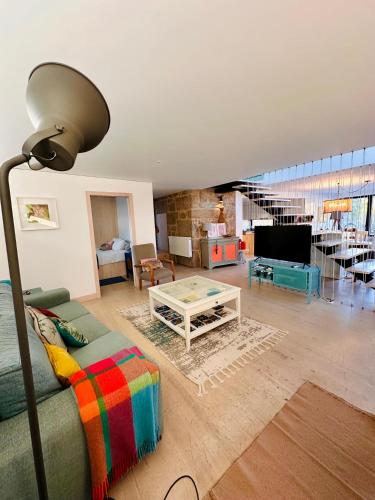 a living room with a couch and a table at Casa Do Guarda Rios in Ponte Nova