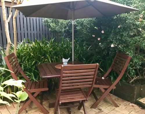 En have udenfor Jacaranda House Garden Suite