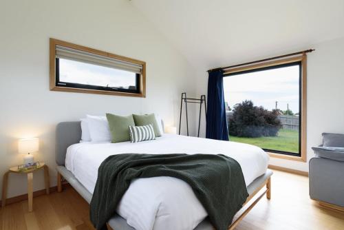 En eller flere senge i et værelse på Sisters Beach Hideaway - A Coastal Escape