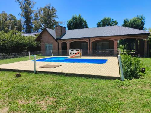 een zwembad in de tuin van een huis bij Sol y vida in Venado Tuerto