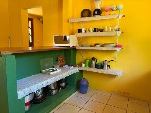 Nhà bếp/bếp nhỏ tại Pousada Pássaros da Manhã