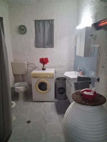 Et badeværelse på Πέτρινο σπίτι-Stone house Kostas