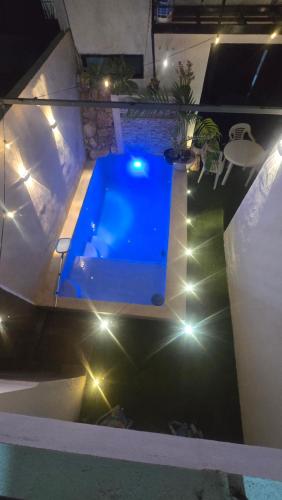 an overhead view of a swimming pool with lights at Loft2 PB in Mérida