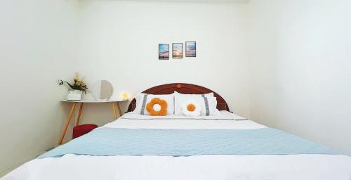 ein Schlafzimmer mit einem Bett mit zwei Donuts drauf in der Unterkunft 涵舍homestay in Sibu