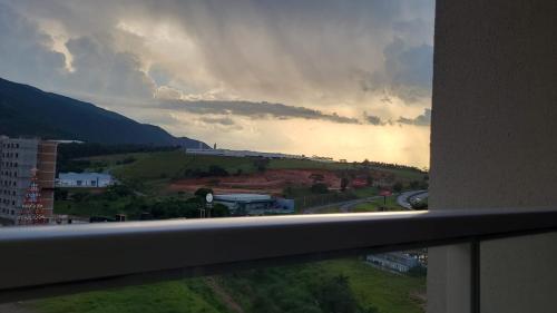 une vue depuis une fenêtre sur une tempête dans l'établissement Céu da Mantiqueira, à Extrema