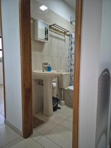 a bathroom with a sink and a toilet at Tres habitaciones Cómodo Residencia in Encarnación