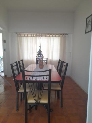 een eettafel en stoelen met een kerstboom erop bij Complejo cardiel in Mar del Plata