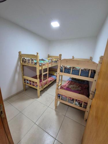 a room with two bunk beds in a room at Tres habitaciones Cómodo Residencia in Encarnación