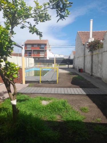 een speeltuin in een tuin met een zwembad bij Complejo cardiel in Mar del Plata