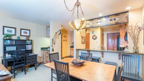 a kitchen and dining room with a wooden table and chairs at Etta Place Too 103 by AvantStay Close to Town The Slopes In Complex w Communal Pool Hot Tub in Telluride