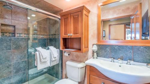 a bathroom with a sink and a shower and a toilet at Etta Place Too 103 by AvantStay Close to Town The Slopes In Complex w Communal Pool Hot Tub in Telluride