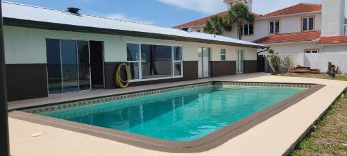 een zwembad voor een huis bij Launch & Lounge in Titusville