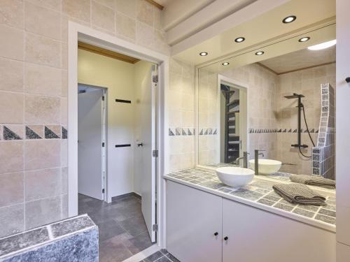 a bathroom with a sink and a mirror at Lierelodge in Oud-Turnhout