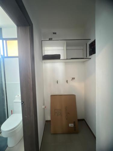 una scatola di cartone in un bagno con WC di Suite Miramar 4 vista lateral al mar a Playas