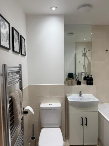 een badkamer met een wit toilet en een wastafel bij Modern Refurbished Apt in Stevenage Town Centre in Stevenage